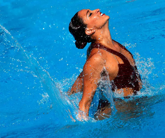  صورة رقم 19 - بالصور: أروع عملية إنقاذ لسباحة فقدت الوعي تحت الماء!
