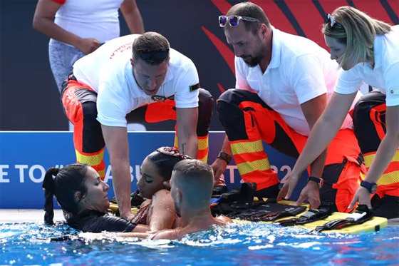  صورة رقم 14 - بالصور: أروع عملية إنقاذ لسباحة فقدت الوعي تحت الماء!