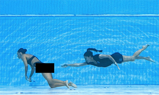  صورة رقم 11 - بالصور: أروع عملية إنقاذ لسباحة فقدت الوعي تحت الماء!