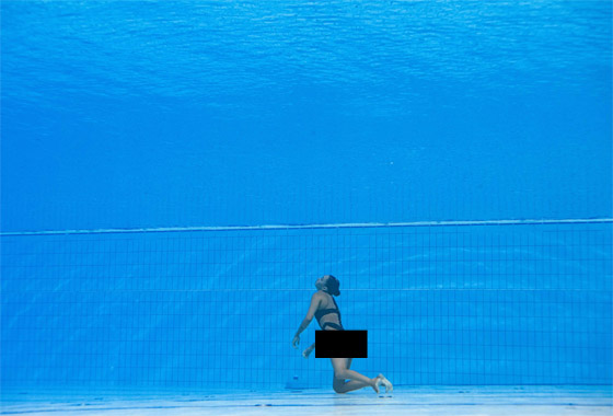  صورة رقم 10 - بالصور: أروع عملية إنقاذ لسباحة فقدت الوعي تحت الماء!