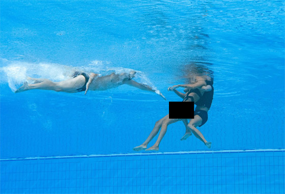  صورة رقم 12 - بالصور: أروع عملية إنقاذ لسباحة فقدت الوعي تحت الماء!