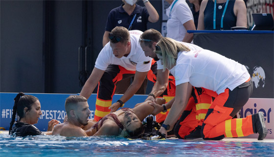  صورة رقم 13 - بالصور: أروع عملية إنقاذ لسباحة فقدت الوعي تحت الماء!