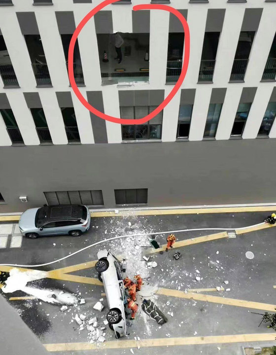 سيارة كهربائية صينية تسقط من الطابق الثالث! كان بداخلها شخصان! فيديو صورة رقم 1
