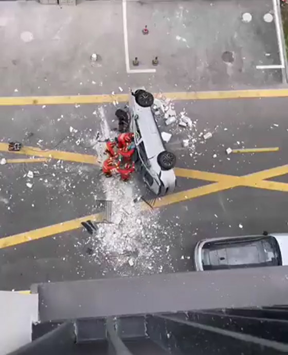 سيارة كهربائية صينية تسقط من الطابق الثالث! كان بداخلها شخصان! فيديو صورة رقم 3