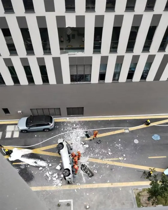 سيارة كهربائية صينية تسقط من الطابق الثالث! كان بداخلها شخصان! فيديو صورة رقم 4