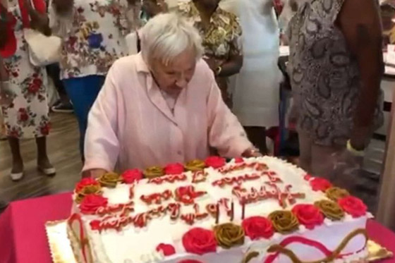 معمرة تحتفل بعيد ميلادها الـ107.. وتكشف سر طول عمرها: 