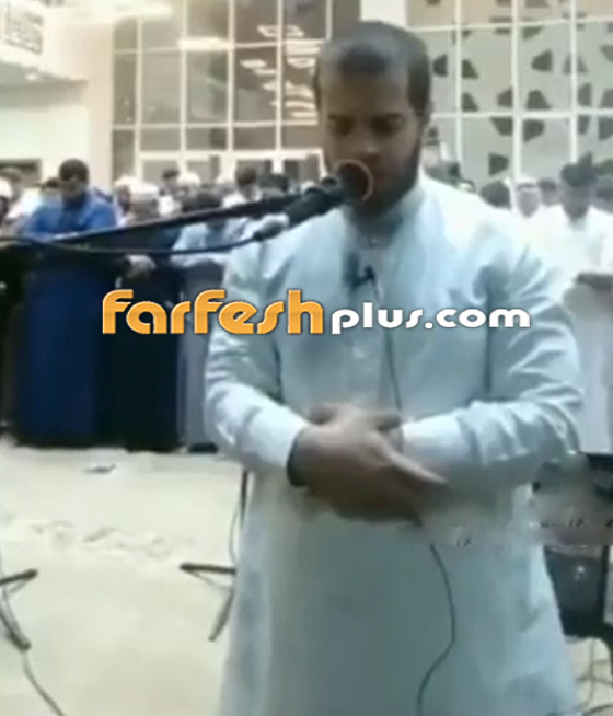 بالفيديو: أدهم نابلسي يؤم المصلين ويتلو آيات قرآنية مرتديا جلبابا أبيض صورة رقم 3