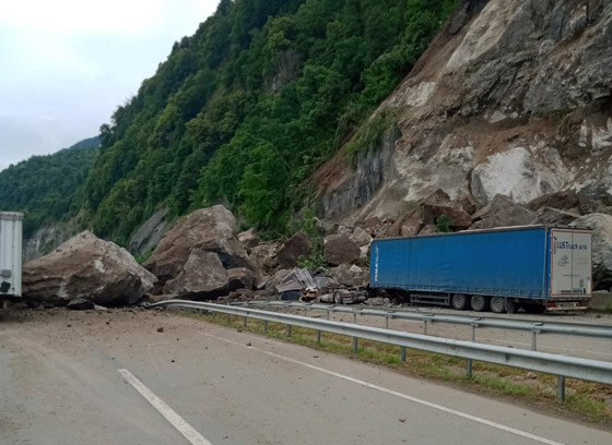 صخور عملاقة تهوي على شاحنات بتركيا.. تسببت بقطع طريق بين دولتين صورة رقم 1