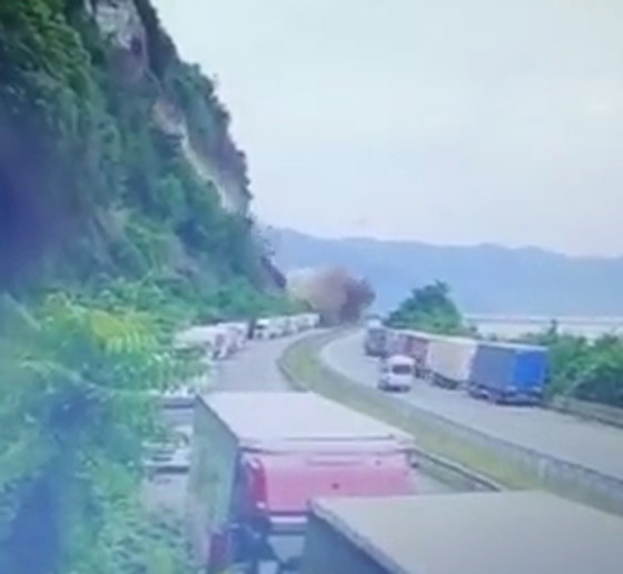 صخور عملاقة تهوي على شاحنات بتركيا.. تسببت بقطع طريق بين دولتين صورة رقم 5