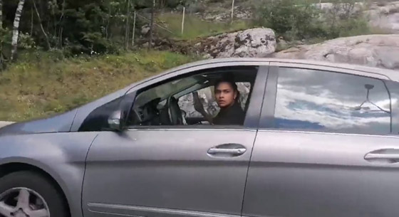 فيديو: اعتقال امرأة بالنرويج لاحقت متطرفا أحرق مصحفا وتسببت بقلب سيارته! صورة رقم 3