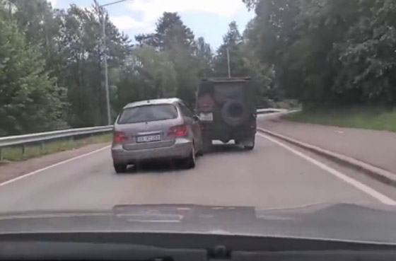 فيديو: اعتقال امرأة بالنرويج لاحقت متطرفا أحرق مصحفا وتسببت بقلب سيارته! صورة رقم 4