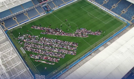  صورة رقم 2 - فيديو وصور: أول نادي إنجليزي يفتح ملعبه لأداء صلاة عيد الأضحى