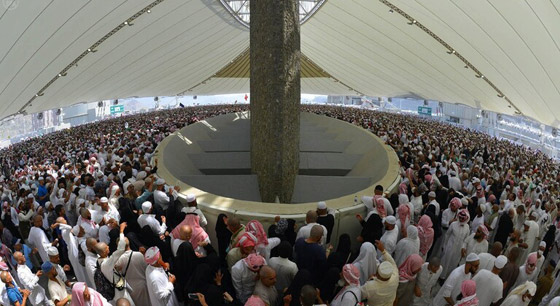 صورة رقم 6 - الملايين حول العالم يؤدون صلاة عيد الأضحى والحجاج يرمون جمرة العقبة