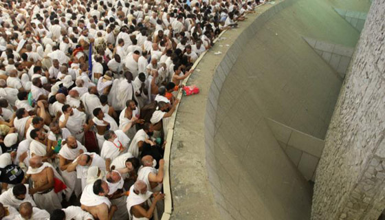  صورة رقم 9 - الملايين حول العالم يؤدون صلاة عيد الأضحى والحجاج يرمون جمرة العقبة