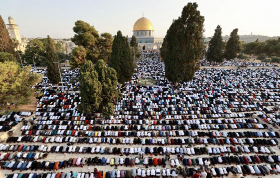 الملايين حول العالم يؤدون صلاة عيد الأضحى والحجاج يرمون جمرة العقبة صورة رقم 10