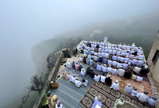  صورة رقم 1 - صورة ساحرة لصلاة عيد الأضحى في سلطنة عمان تخطف الأنظار