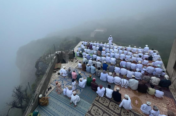  صورة رقم 2 - صورة ساحرة لصلاة عيد الأضحى في سلطنة عمان تخطف الأنظار