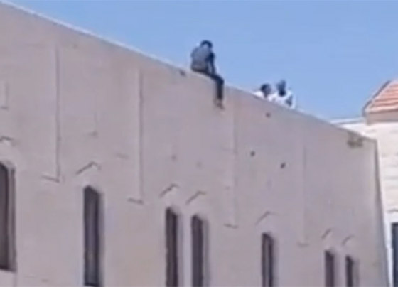  صورة رقم 4 - بالفيديو: طالب أردني يحاول الانتحار من أعلى مبنى جامعي.. تعرض لظلم!