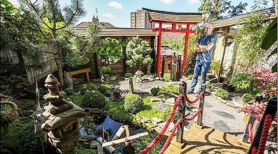 يقضي 13 عامًا في إنشاء حديقة يابانية رائعة في فناء منزله صورة رقم 1