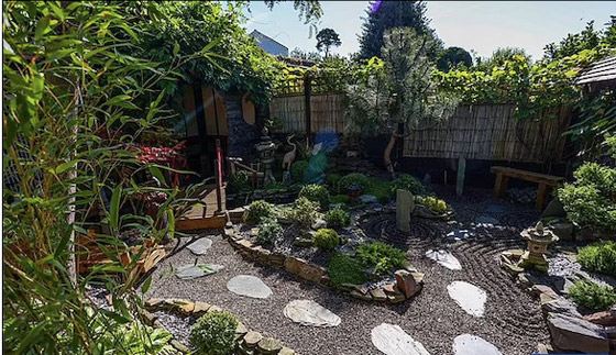 يقضي 13 عامًا في إنشاء حديقة يابانية رائعة في فناء منزله صورة رقم 3