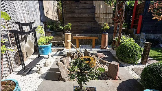 يقضي 13 عامًا في إنشاء حديقة يابانية رائعة في فناء منزله صورة رقم 4