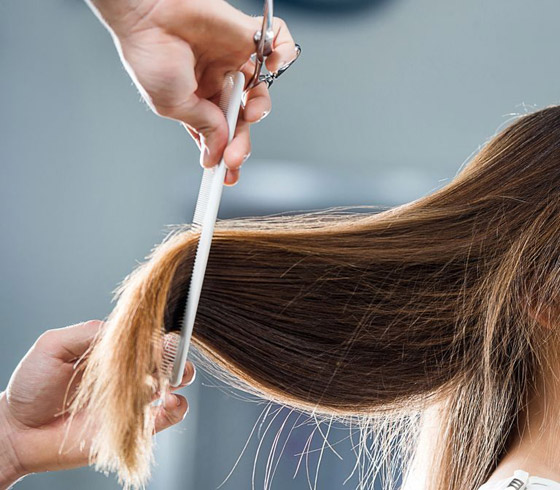  صورة رقم 5 - 6 عادات يجب على صاحبات الشعر الطويل تجنبها