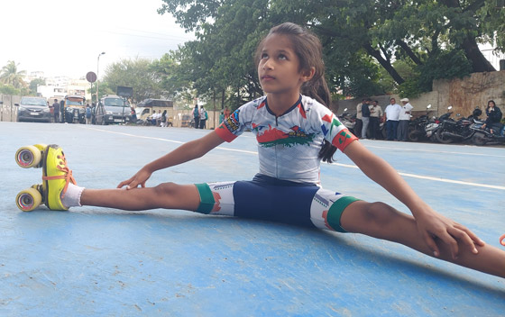  صورة رقم 9 - طفلة هندية تدخل موسوعة غينيس.. تزلجت تحت 20 سيارة بـ13 ثانية