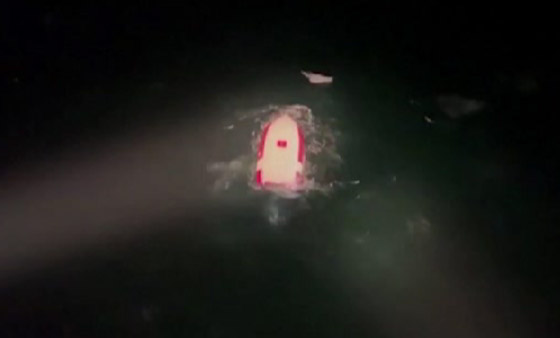  صورة رقم 7 - نجاة رجل ستيني بأعجوبة بعدما ظل عالقا 16 ساعة بالمحيط بعد غرق قاربه