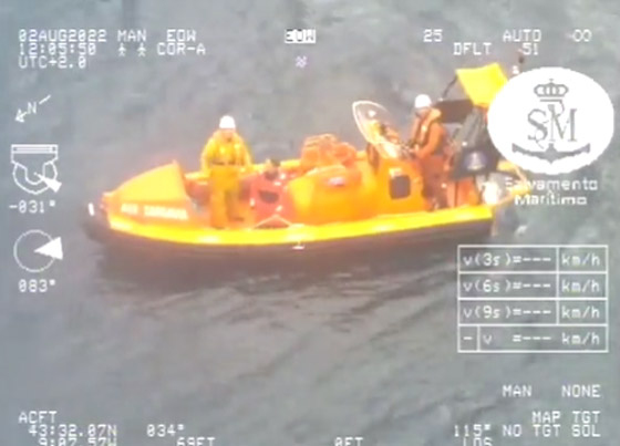  صورة رقم 8 - نجاة رجل ستيني بأعجوبة بعدما ظل عالقا 16 ساعة بالمحيط بعد غرق قاربه