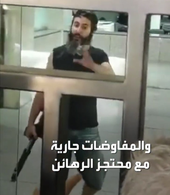  صورة رقم 1 - لبناني مسلح يحتجز رهائن بأحد البنوك في بيروت ويطالب باسترداد أمواله!
