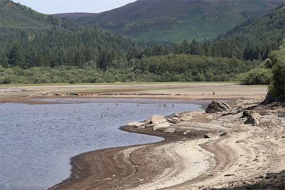 جفاف بحيرة بريطانية يكشف أجزاء من قرية غارقة تحت الماء.. فيديو وصور صورة رقم 7