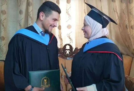  صورة رقم 1 - فيديو: أردنية وابنها يتخرجان من نفس الجامعة والاختصاص وبنفس اليوم