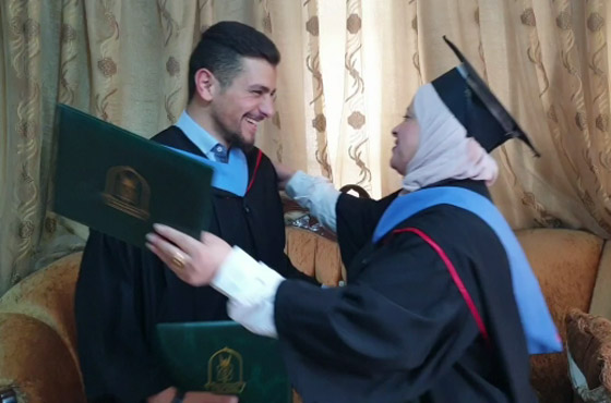  صورة رقم 4 - فيديو: أردنية وابنها يتخرجان من نفس الجامعة والاختصاص وبنفس اليوم