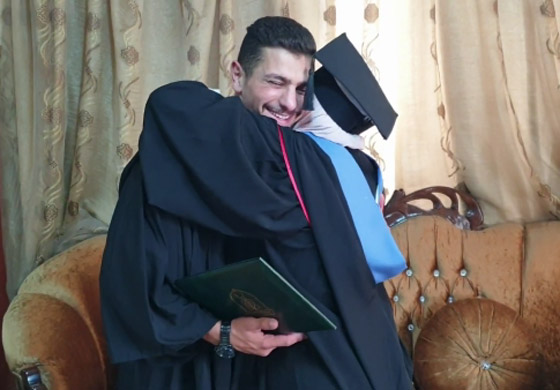  صورة رقم 5 - فيديو: أردنية وابنها يتخرجان من نفس الجامعة والاختصاص وبنفس اليوم