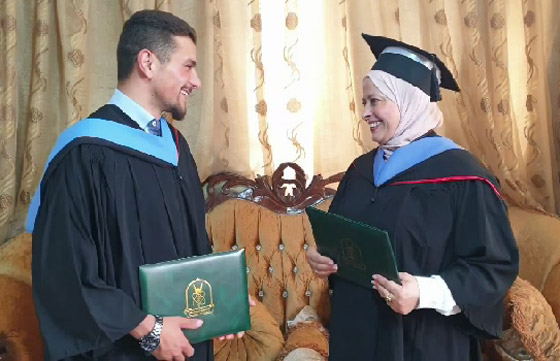  صورة رقم 10 - فيديو: أردنية وابنها يتخرجان من نفس الجامعة والاختصاص وبنفس اليوم