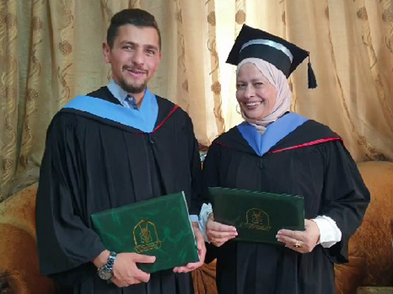  صورة رقم 11 - فيديو: أردنية وابنها يتخرجان من نفس الجامعة والاختصاص وبنفس اليوم