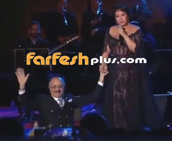 صورة رقم 7 - فيديو شيرين عبد الوهاب تُقبل يد طبيبها النفسي على المسرح: رجعني للحياة!