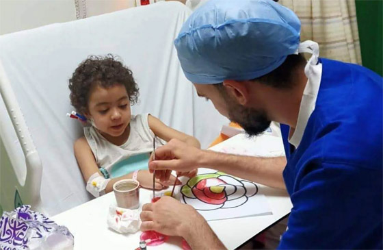  صورة رقم 1 - الممرض بطل فيديو الطفلة المصابة بالسرطان يكشف كواليس المشهد المؤثر