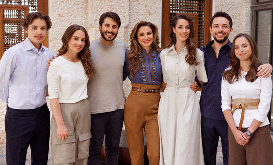  صورة رقم 7 - الملكة رانيا تحتفل بعيد ميلادها برفقة عائلتها.. وأحدث صورة لخطيبة نجلها