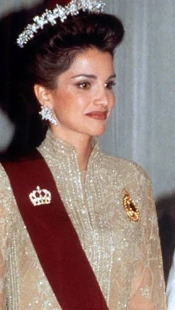  صورة رقم 5 - الملكة رانيا تحتفل بعيد ميلادها برفقة عائلتها.. وأحدث صورة لخطيبة نجلها