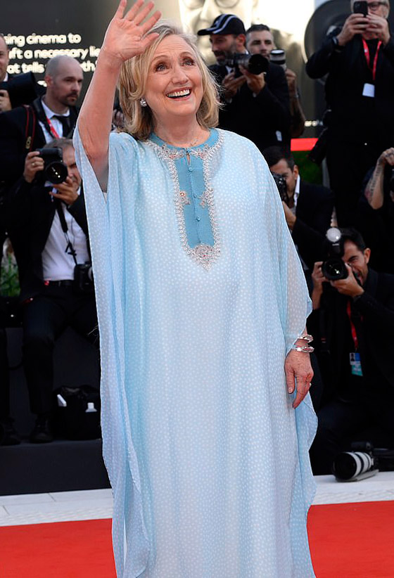  صورة رقم 7 - قفطان مغربي أزرق واسع يضع هيلاري كلينتون في ورطة (صور)!!