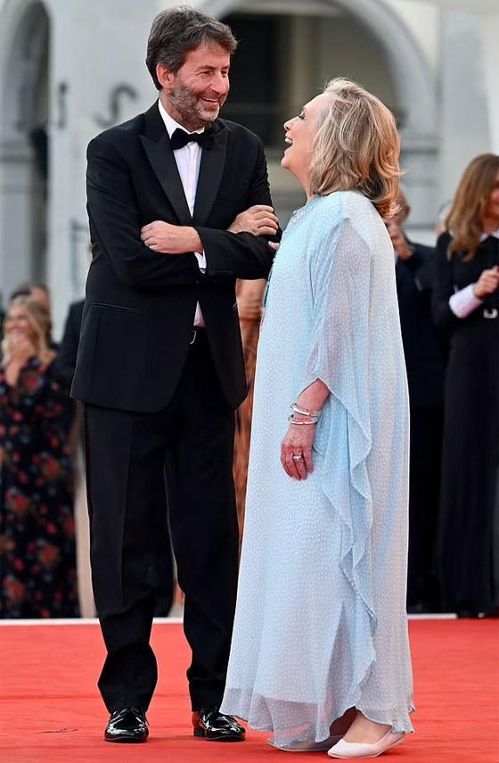  صورة رقم 12 - قفطان مغربي أزرق واسع يضع هيلاري كلينتون في ورطة (صور)!!