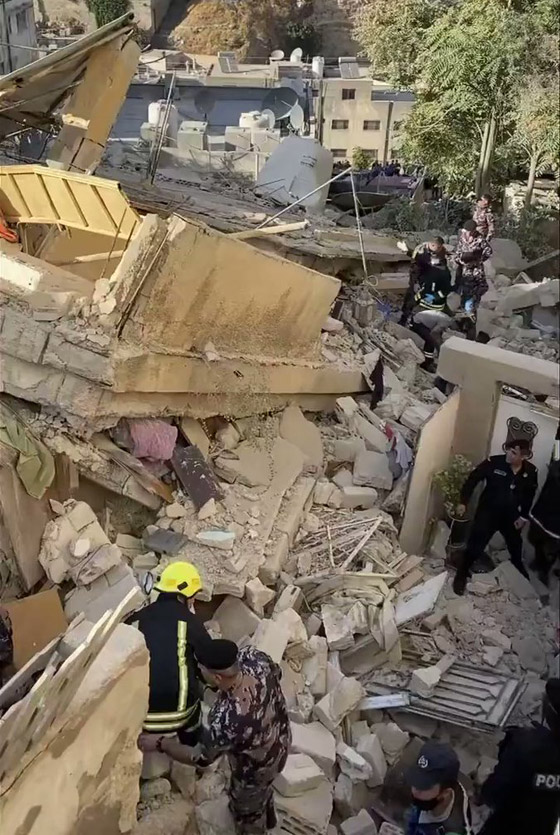  صورة رقم 6 - فيديو: وفيات وإصابات بانهيار مبنى سكني في اللويبدة بالعاصمة الأردنية عمان