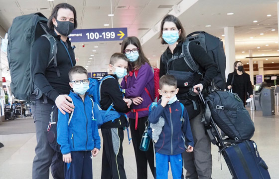  صورة رقم 15 - عائلة كندية تسابق الزمن ليرى أطفالها العالم.. يقتربون من الإصابة بالعمى
