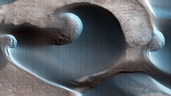  صورة رقم 1 - مركبة ناسا ترصد كثبانا رملية بأشكال جميلة على سطح المريخ حتتها الرياح