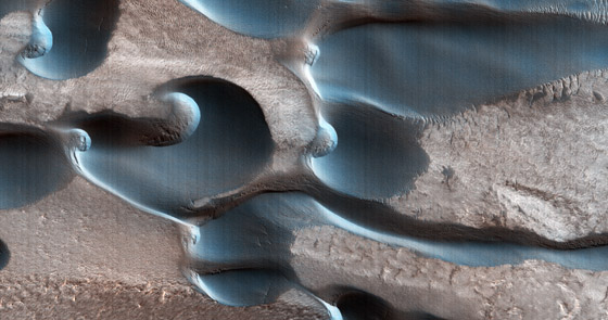  صورة رقم 2 - مركبة ناسا ترصد كثبانا رملية بأشكال جميلة على سطح المريخ حتتها الرياح