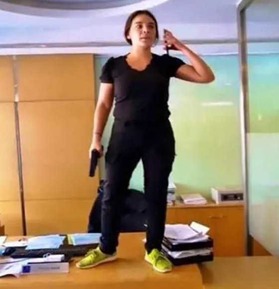  صورة رقم 13 - فيديو: سالي حافظ تقتحم بنك لبنان وتحتجز رهائن لتستعيد نقودها!
