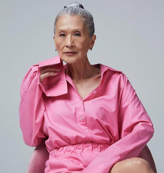  صورة رقم 2 - صور: عارضة أزياء بعمر 71 تكسر الصورة النمطية للجمال بعالم الموضة