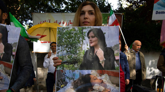  صورة رقم 8 - إيرانيات تحرقن أغطية رؤوسهن خلال مظاهرات واحتجاجات معادية للحجاب