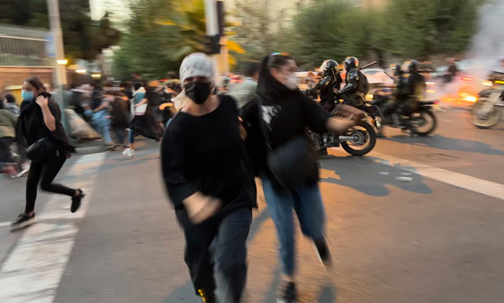  صورة رقم 15 - إيرانيات تحرقن أغطية رؤوسهن خلال مظاهرات واحتجاجات معادية للحجاب
